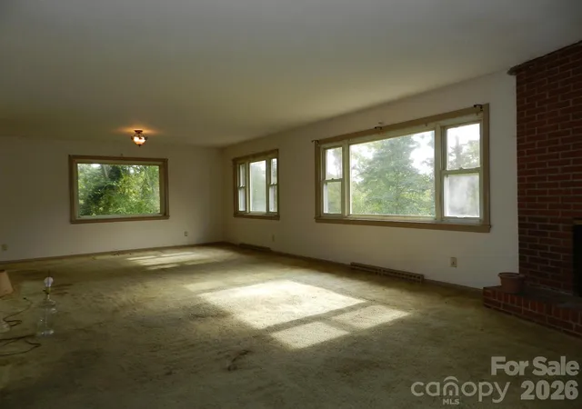 Photo 4 of Single family home for sale at 25 Chateau Pl, Asheville, NC 28805 | MLS# 4433463 | Listing updated on 2026-10-11