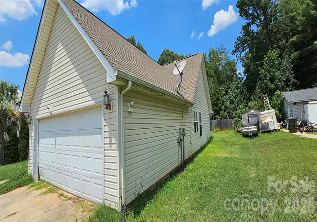 Photo 2 of Single family home for sale at 2660 Stagbuck Dr, Gastonia, NC 28052 | MLS# 4433466 | Listing updated on 2026-10-27