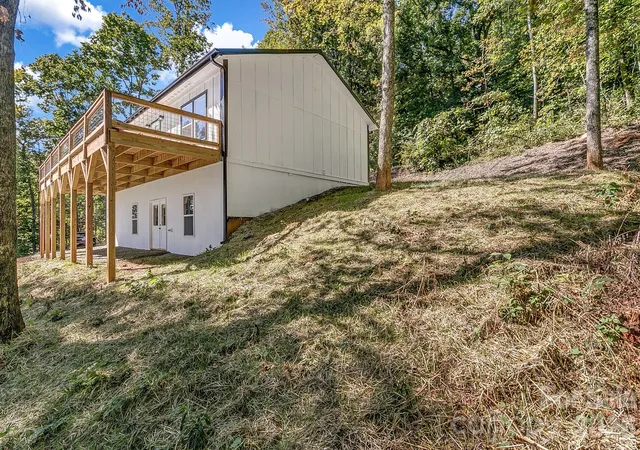 Photo 3 of Single family home for sale at 135 Bald Eagle Dr, Hendersonville, NC 28792 | MLS# 4433481 | Listing updated on 2026-10-10