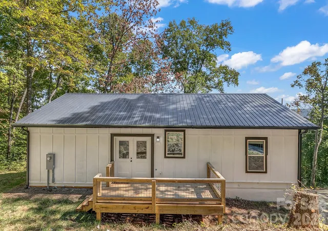 Photo 4 of Single family home for sale at 135 Bald Eagle Dr, Hendersonville, NC 28792 | MLS# 4433481 | Listing updated on 2026-10-10