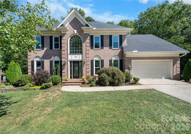 Photo 1 of Single family home for sale at 925 38th Avenue Ne, Hickory, NC 28601 | MLS# 4433494 | Listing updated on 2026-10-16