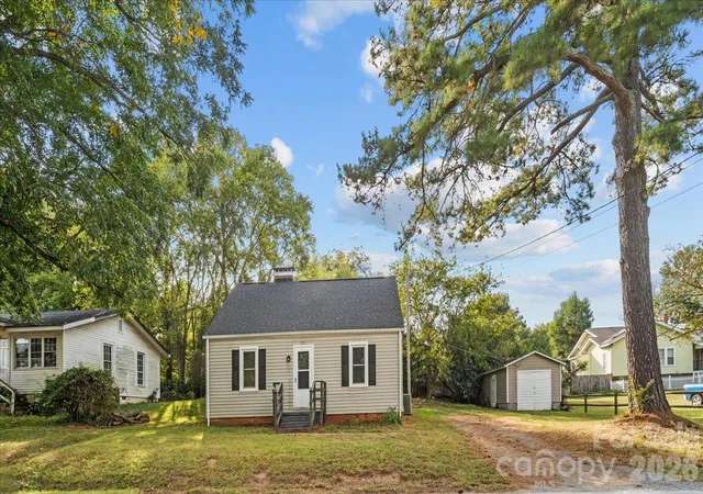 Photo 3 of Single family home for sale at 911 Carolina Ave, Albemarle, NC 28001 | MLS# 4433507 | Listing updated on 2026-10-11
