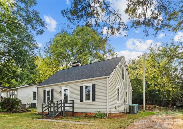 Photo 3 of Single family home for sale at 911 Carolina Ave, Albemarle, NC 28001 | MLS# 4433507 | Listing updated on 2026-10-11