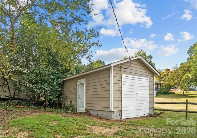 Photo 4 of Single family home for sale at 911 Carolina Ave, Albemarle, NC 28001 | MLS# 4433507 | Listing updated on 2026-10-11