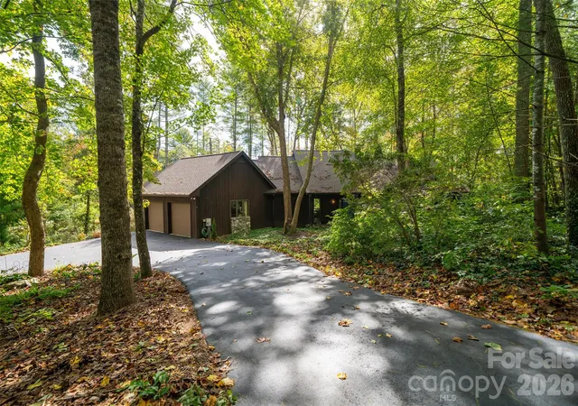 Photo 2 of Single family home for sale at 2 Dogwood Ln, Fletcher, NC 28732 | MLS# 4433512 | Listing updated on 2026-10-15