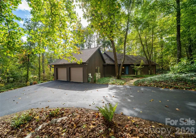 Photo 3 of Single family home for sale at 2 Dogwood Ln, Fletcher, NC 28732 | MLS# 4433512 | Listing updated on 2026-10-15