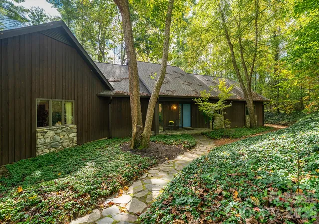 Photo 4 of Single family home for sale at 2 Dogwood Ln, Fletcher, NC 28732 | MLS# 4433512 | Listing updated on 2026-10-15