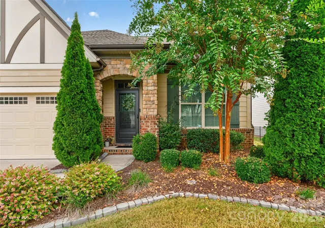 Photo 1 of Single family home for sale at 17511 Austins Crk Dr, Charlotte, NC 28278 | MLS# 4433529 | Listing updated on 2026-10-10
