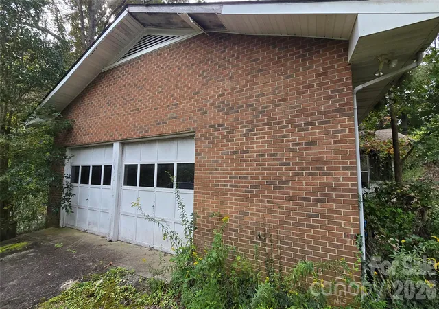 Photo 3 of Single family home for sale at 330 Brook Cir, Salisbury, NC 28147 | MLS# 4433551 | Listing updated on 2026-10-11