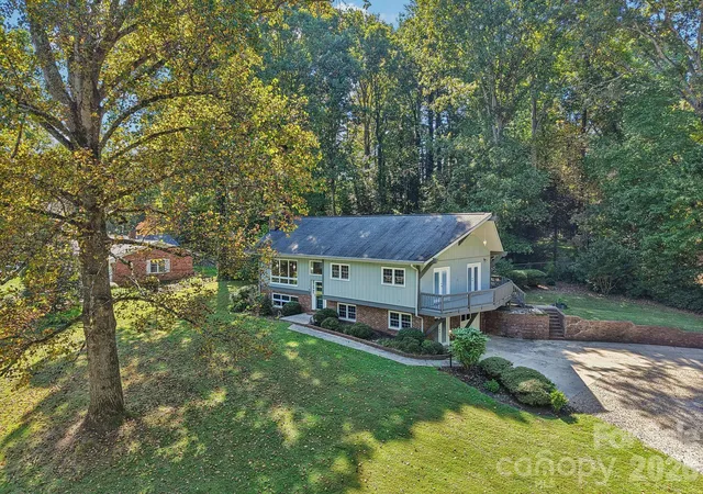 Photo 3 of Single family home for sale at 122 W Laurel Ln, Etowah, NC 28729 | MLS# 4433580 | Listing updated on 2026-10-13