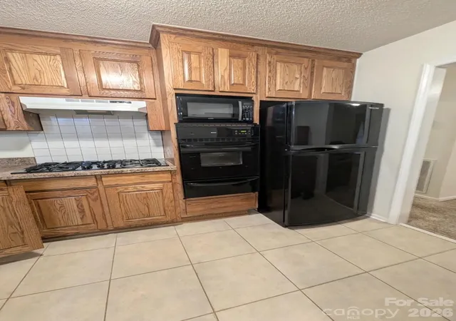 Photo 2 of Single family home for sale at 911 Freedom Ml, Gastonia, NC 28052 | MLS# 4433582 | Listing updated on 2026-10-11