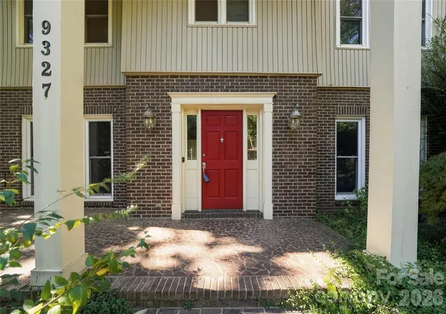 Photo 2 of Single family home for sale at 9327 Willowglen Trl, Charlotte, NC 28215 | MLS# 4433586 | Listing updated on 2026-10-27