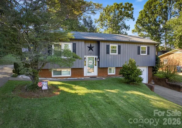 Photo 4 of Single family home for sale at 2010 Eastbrook Cir, Morganton, NC 28655 | MLS# 4433633 | Listing updated on 2026-10-26