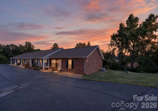 Photo 1 of Townhouse for sale at 122 24th Street Nw, Hickory, NC 28601 | MLS# 4433655 | Listing updated on 2026-10-12