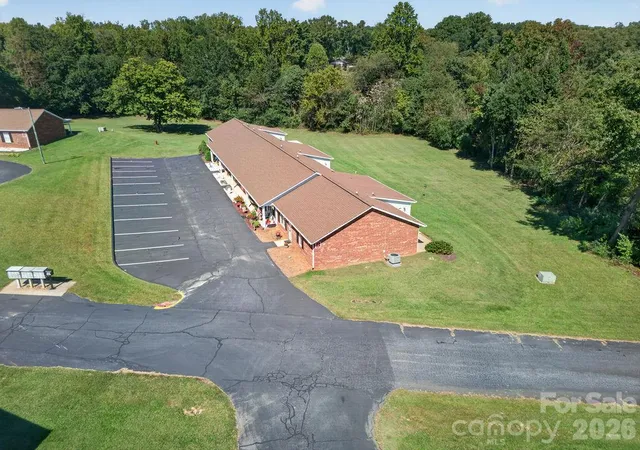 Photo 2 of Townhouse for sale at 122 24th Street NW, Hickory, NC 28601 | MLS# 4433655 | Listing updated on 2026-10-12