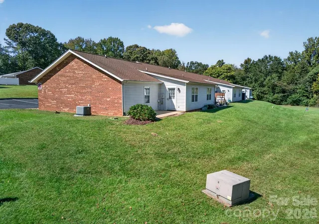 Photo 3 of Townhouse for sale at 122 24th Street NW, Hickory, NC 28601 | MLS# 4433655 | Listing updated on 2026-10-12