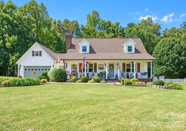 Photo 1 of Single family home for sale at 2105 Valley View Ln, Lincolnton, NC 28092 | MLS# 4433670 | Listing updated on 2026-10-23