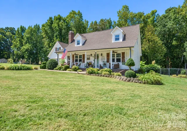 Photo 1 of Single family home for sale at 2105 Valley View Ln, Lincolnton, NC 28092 | MLS# 4433670 | Listing updated on 2026-10-23