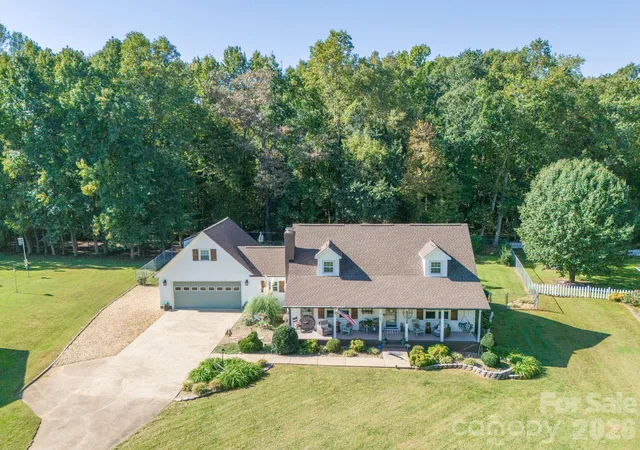 Photo 3 of Single family home for sale at 2105 Valley View Ln, Lincolnton, NC 28092 | MLS# 4433670 | Listing updated on 2026-10-23