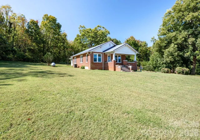 Photo 2 of Single family home for sale at 2401 Nc 181 Rd, Morganton, NC 28655 | MLS# 4433694 | Listing updated on 2026-10-26
