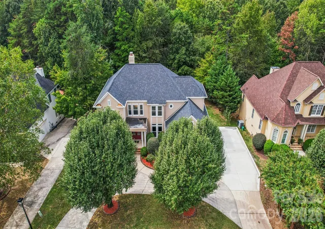 Photo 2 of Single family home for sale at 16516 Riverpointe Dr, Charlotte, NC 28278 | MLS# 4433714 | Listing updated on 2026-10-17