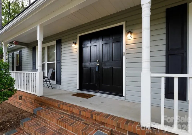 Photo 2 of Single family home for sale at 1991 Huntington Pl, Rock Hill, SC 29732 | MLS# 4433767 | Listing updated on 2026-10-13