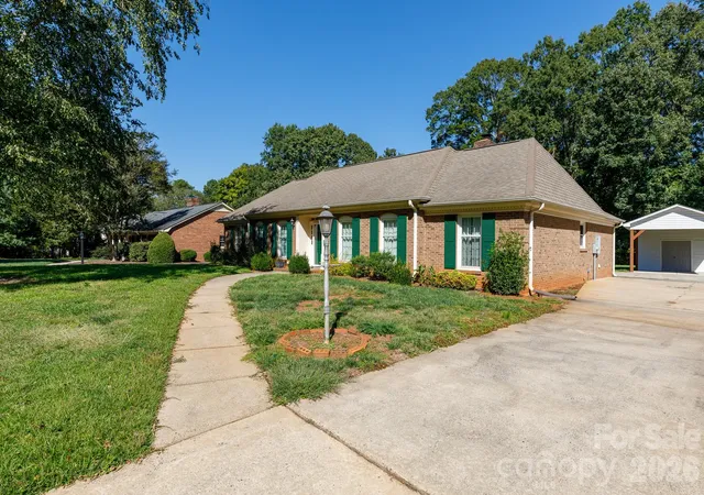 Photo 2 of Single family home for sale at 520 King Edward Rd, Charlotte, NC 28211 | MLS# 4433810 | Listing updated on 2026-10-21