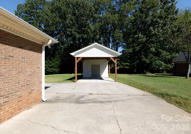 Photo 3 of Single family home for sale at 520 King Edward Rd, Charlotte, NC 28211 | MLS# 4433810 | Listing updated on 2026-10-21