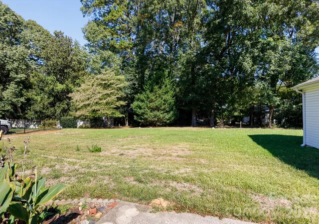 Photo 4 of Single family home for sale at 520 King Edward Rd, Charlotte, NC 28211 | MLS# 4433810 | Listing updated on 2026-10-21