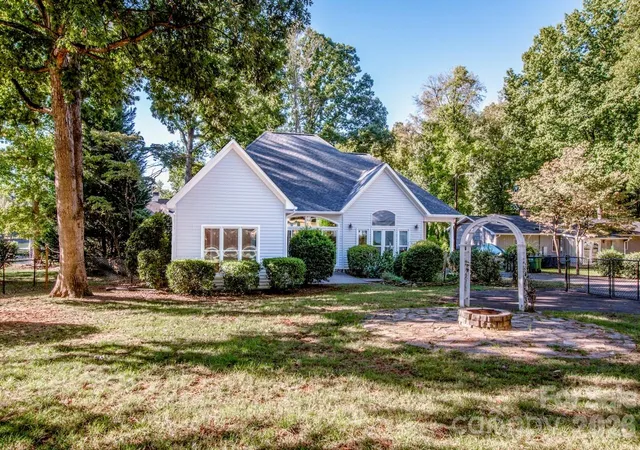 Photo 3 of Single family home for sale at 351 Catalina Dr, Mooresville, NC 28117 | MLS# 4433829 | Listing updated on 2026-10-21