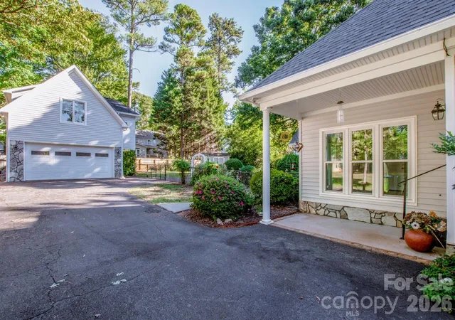Photo 4 of Single family home for sale at 351 Catalina Dr, Mooresville, NC 28117 | MLS# 4433829 | Listing updated on 2026-10-21