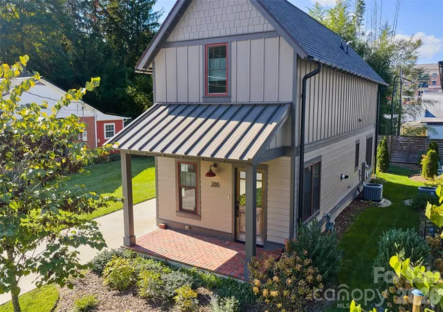 Photo 1 of Single family home for sale at 205 N Johnson St, Brevard, NC 28712 | MLS# 4433841 | Listing updated on 2026-10-15