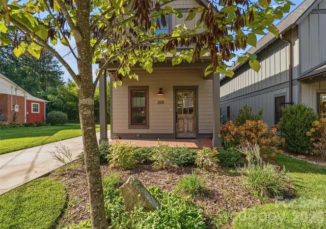 Photo 2 of Single family home for sale at 205 N Johnson St, Brevard, NC 28712 | MLS# 4433841 | Listing updated on 2026-10-15