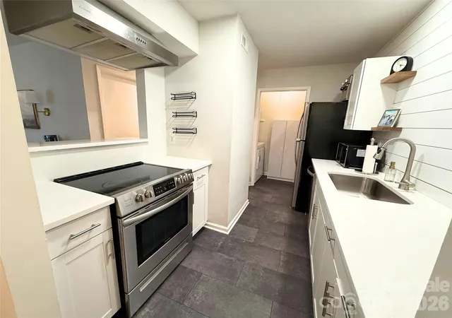 Listing Photo 2 - Condo for sale in building located at 4918 Sardis Rd, Charlotte, NC 28270 - Unit #E