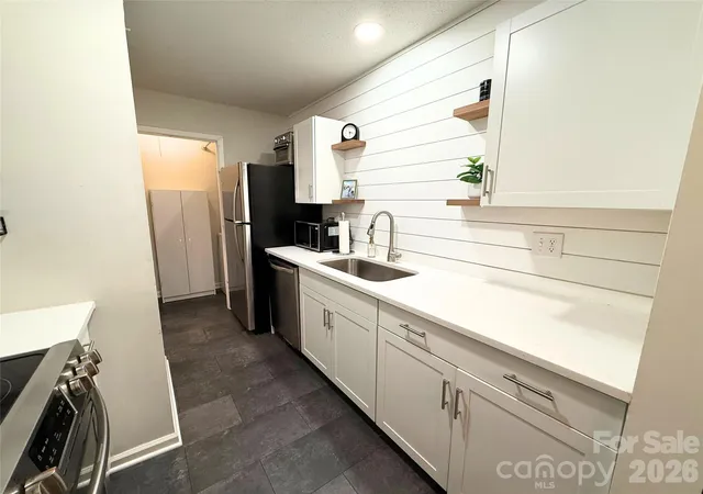 Listing Photo 1 - Condo for sale in building located at 4918 Sardis Rd, Charlotte, NC 28270 - Unit #E