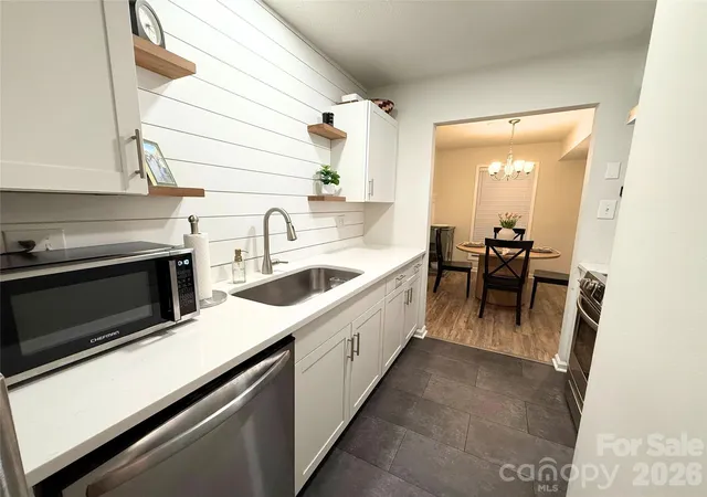 Listing Photo 4 - Condo for sale in building located at 4918 Sardis Rd, Charlotte, NC 28270 - Unit #E
