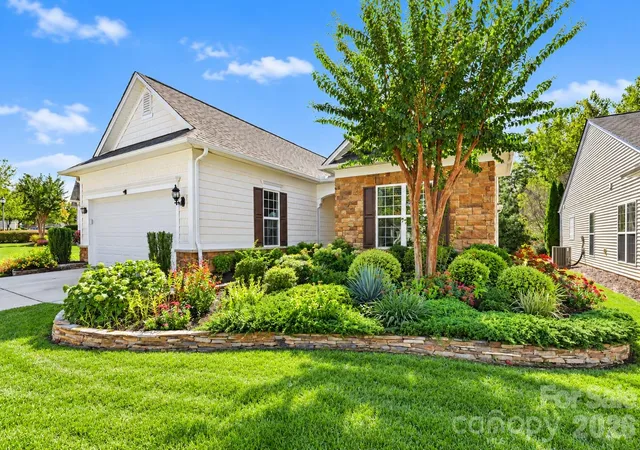 Single family home for sale at 8077 Crater Lake Dr, Fort Mill, SC 29707 | MLS# 4433887