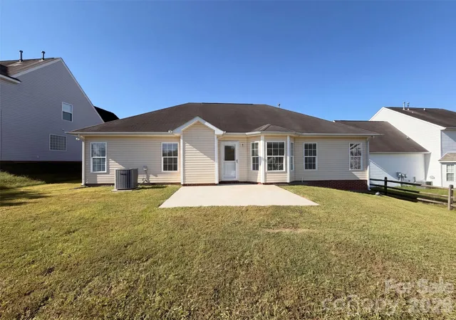 Photo 4 of Single family home for sale at 11344 Pointer Ridge Dr, Charlotte, NC 28214 | MLS# 4433903 | Listing updated on 2026-10-30