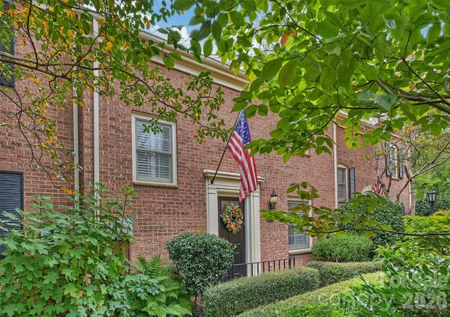 Photo 3 of Townhouse for sale at 500 N Poplar St #B, Charlotte, NC 28202 | MLS# 4433917 | Listing updated on 2026-10-15