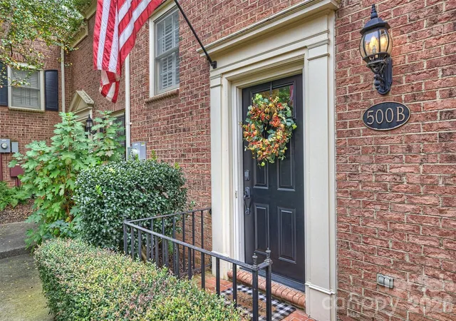 Photo 3 of Townhouse for sale at 500 N Poplar St #B, Charlotte, NC 28202 | MLS# 4433917 | Listing updated on 2026-10-15