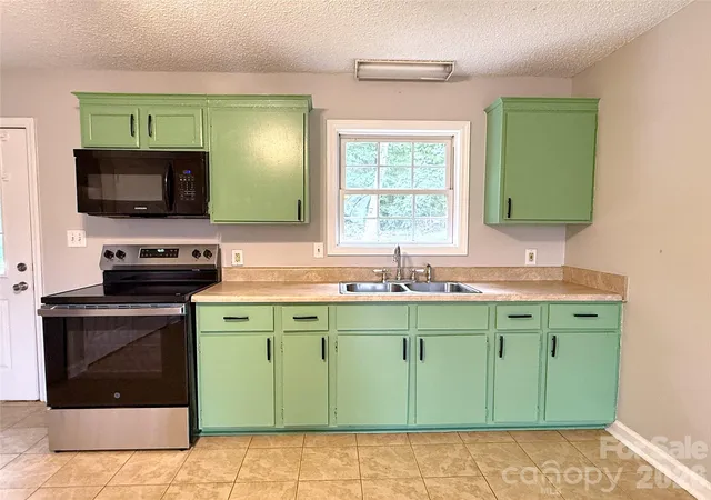Photo 3 of Single family home for sale at 409 Skyline Dr, Salisbury, NC 28146 | MLS# 4433927 | Listing updated on 2026-10-28