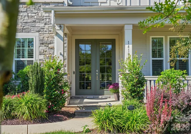 Photo 3 of Single family home for sale at 14104 Hollins Grv Ave, Huntersville, NC 28078 | MLS# 4433969 | Listing updated on 2026-10-22