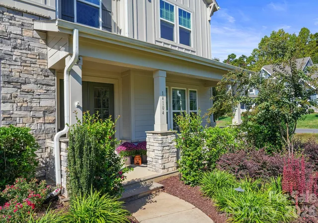 Photo 4 of Single family home for sale at 14104 Hollins Grv Ave, Huntersville, NC 28078 | MLS# 4433969 | Listing updated on 2026-10-22