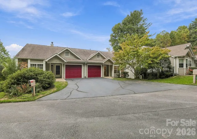 Photo 1 of Townhouse for sale at 725 N Park Pl, Hendersonville, NC 28791 | MLS# 4434024 | Listing updated on 2026-10-15