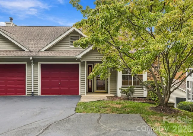 Photo 1 of Townhouse for sale at 725 N Park Pl, Hendersonville, NC 28791 | MLS# 4434024 | Listing updated on 2026-10-15