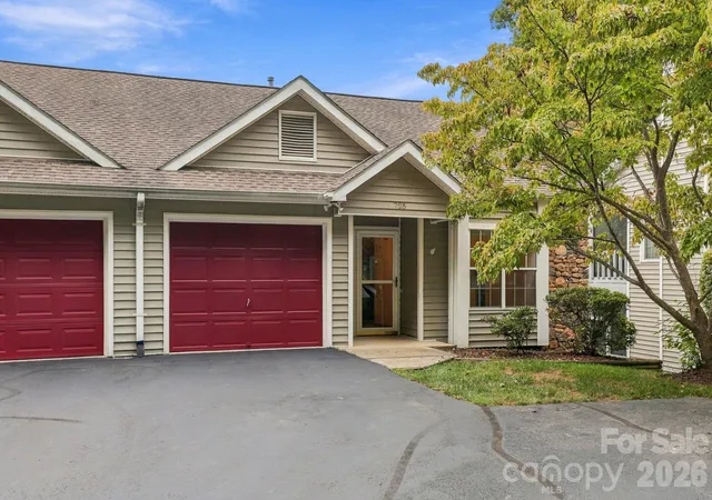 Photo 2 of Townhouse for sale at 725 N Park Pl, Hendersonville, NC 28791 | MLS# 4434024 | Listing updated on 2026-10-15
