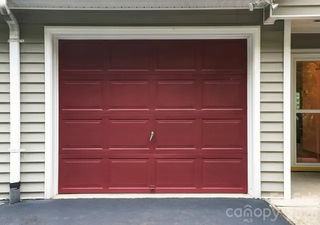 Photo 3 of Townhouse for sale at 725 N Park Pl, Hendersonville, NC 28791 | MLS# 4434024 | Listing updated on 2026-10-15