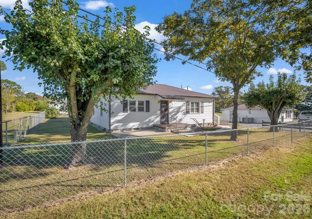 Photo 3 of Single family home for sale at 7508 Dallas Cherryville Hwy, Cherryville, NC 28021 | MLS# 4434044 | Listing updated on 2026-10-27