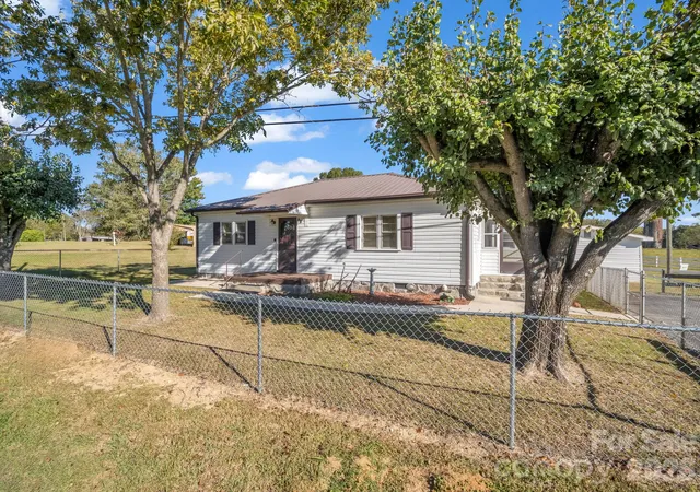 Photo 4 of Single family home for sale at 7508 Dallas Cherryville Hwy, Cherryville, NC 28021 | MLS# 4434044 | Listing updated on 2026-10-27