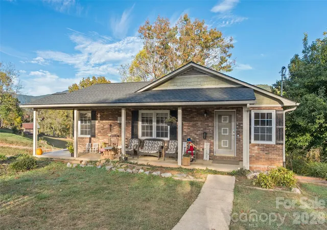 Photo 1 of Single family home for sale at 213 Oakmont Dr, Canton, NC 28716 | MLS# 4434081 | Listing updated on 2026-10-28